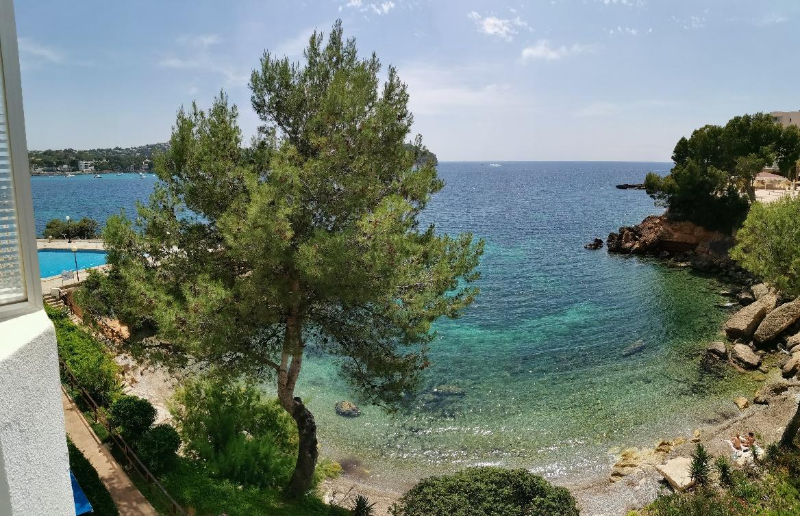 Blick vom Apartment auf Pool und Bucht
