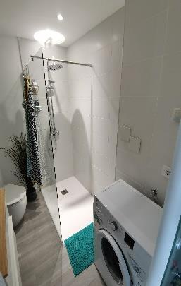Bad mit Dusche und Waschmaschine