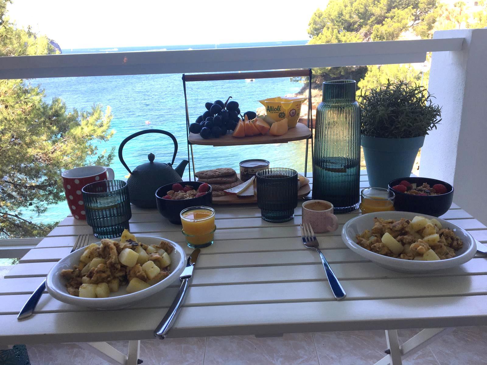Gedeckter Frühstückstisch auf dem Balkon mit Blick aufs Meer