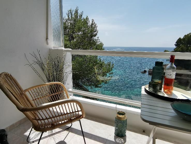 Der Balkon mit Blick auf das offene Meer
