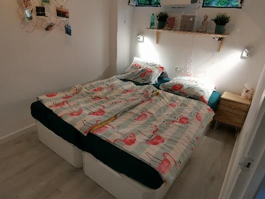 Schlafzimmer mit zwei 80-cm-Betten