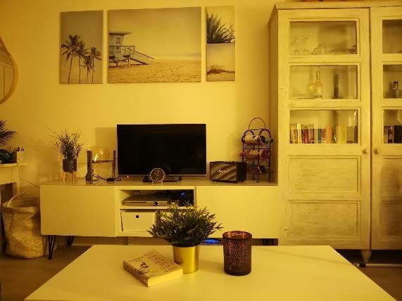 Wohnzimmer mit TV, Vitrine und Esstisch